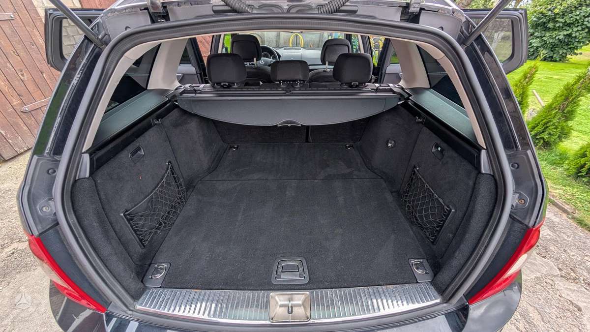 Mercedes-Benz C200 2010 — photo 17