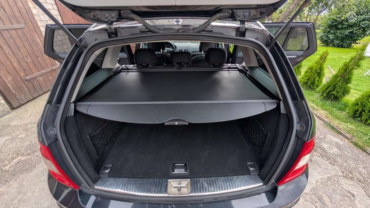 Mercedes-Benz C200 2010 — photo 18