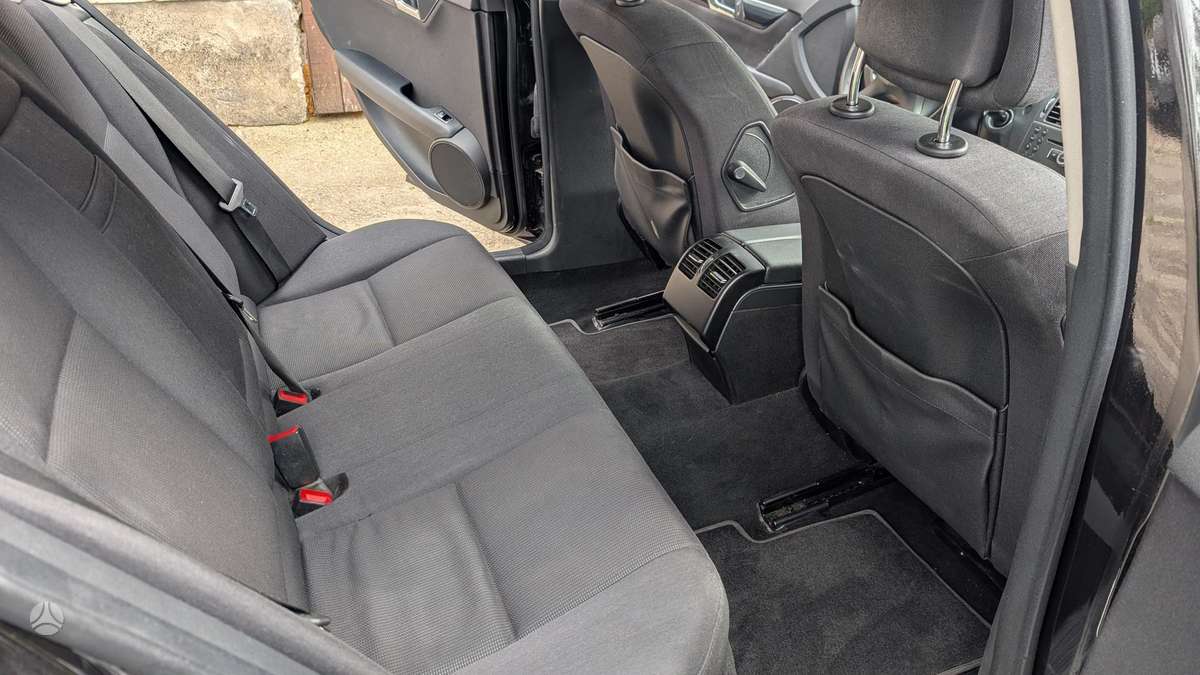 Mercedes-Benz C200 2010 — photo 19