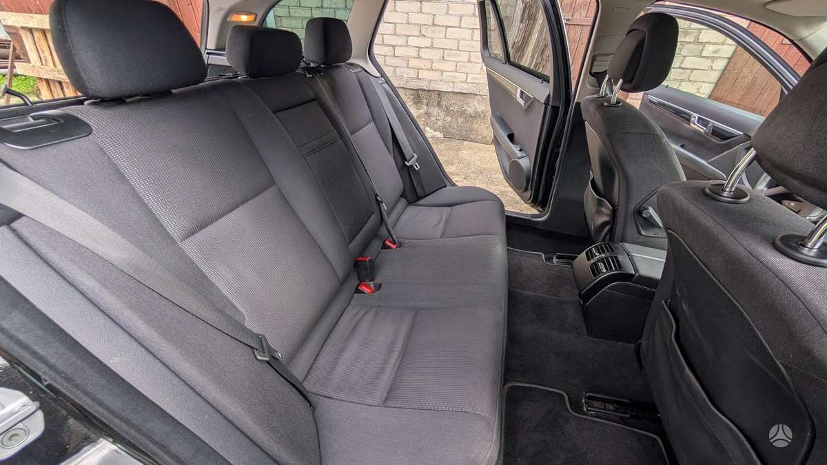 Mercedes-Benz C200 2010 — photo 20