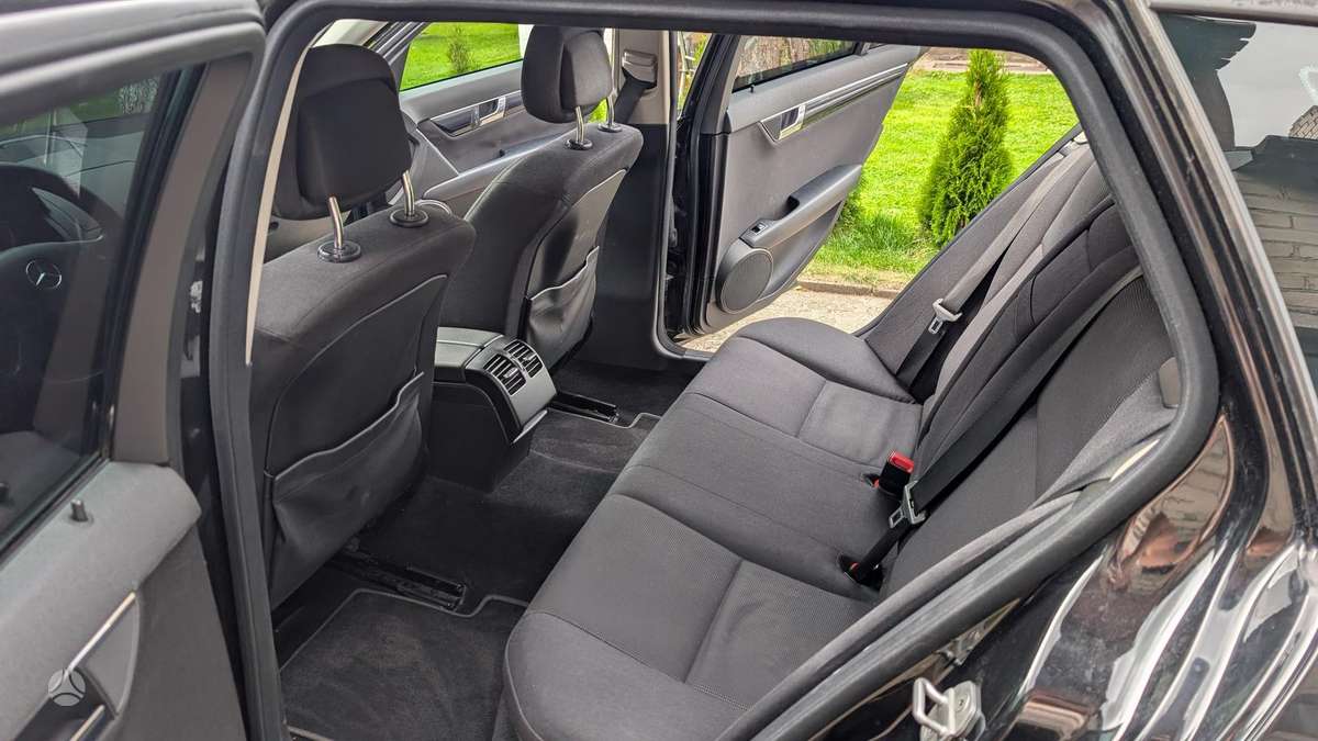 Mercedes-Benz C200 2010 — photo 21