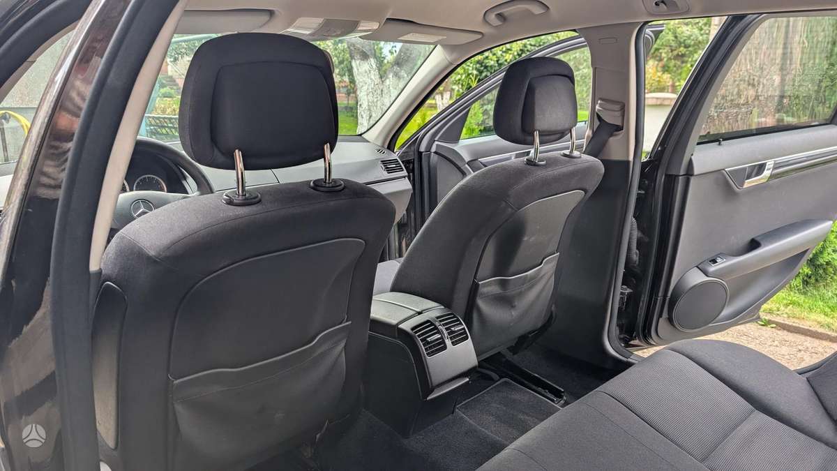 Mercedes-Benz C200 2010 — photo 22