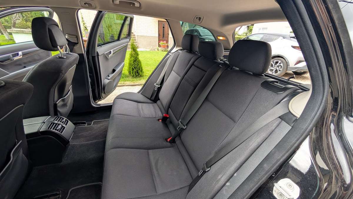 Mercedes-Benz C200 2010 — photo 23