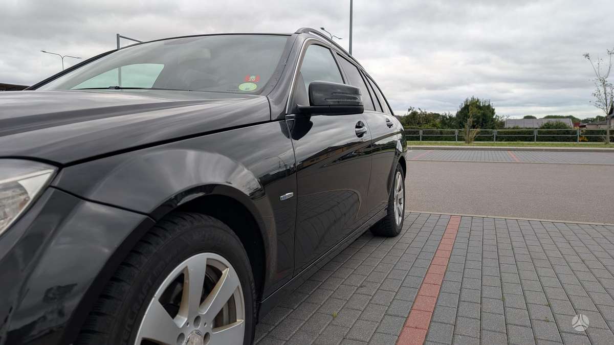 Mercedes-Benz C200 2010 — photo 9
