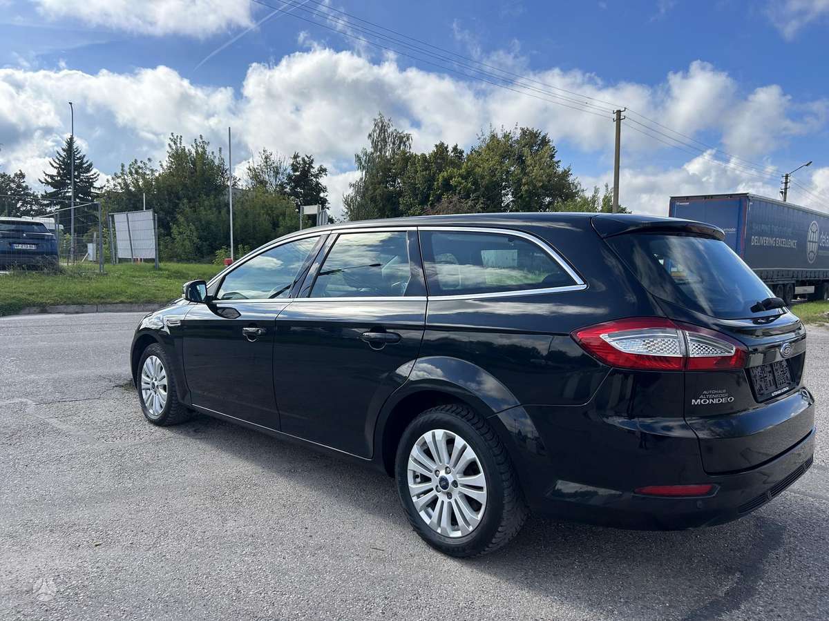 Ford Mondeo 2011 — rear view