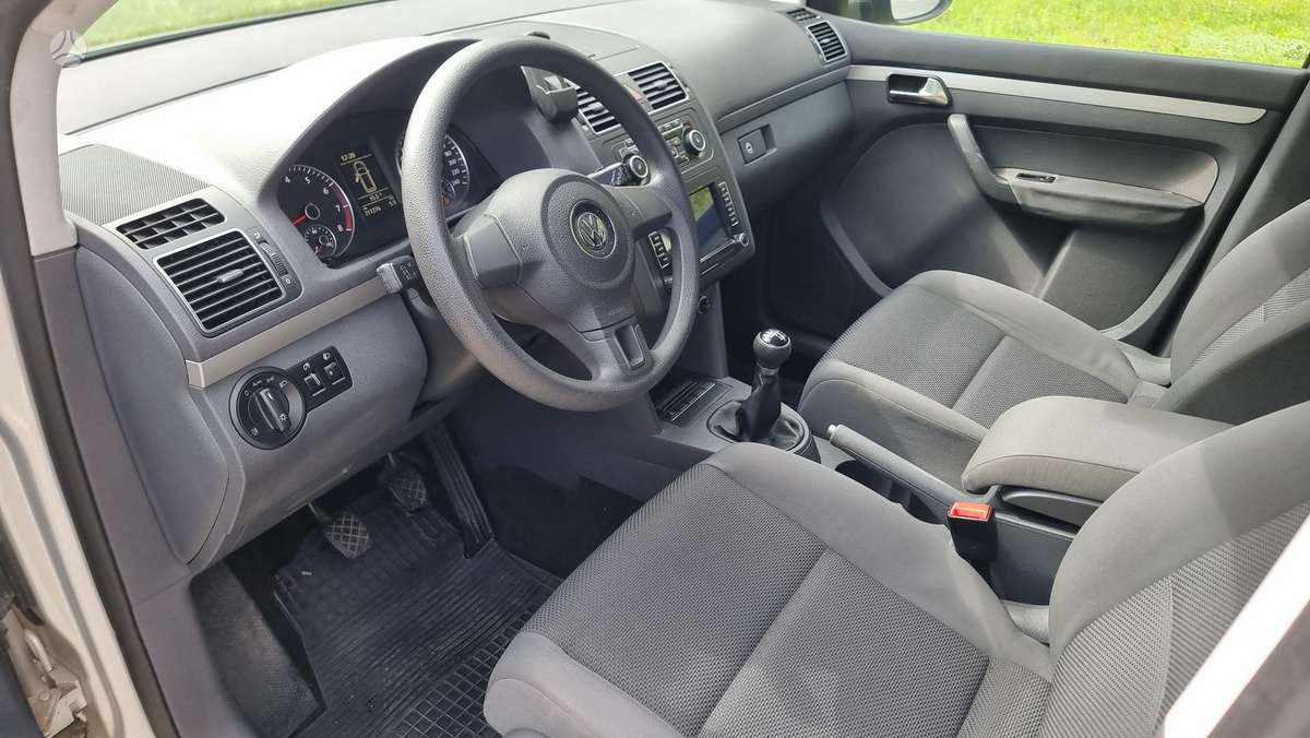 Volkswagen Touran 2011 — photo 12