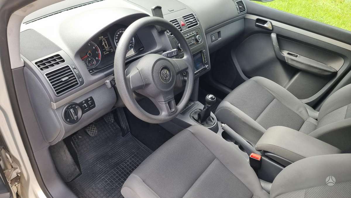 Volkswagen Touran 2011 — photo 14