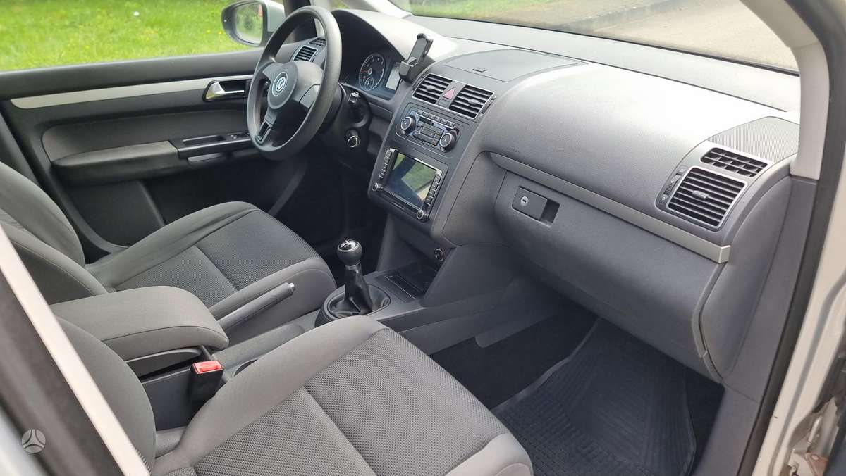 Volkswagen Touran 2011 — photo 18