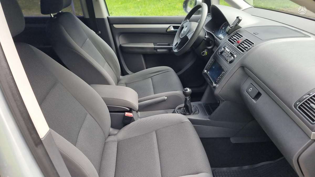 Volkswagen Touran 2011 — photo 19