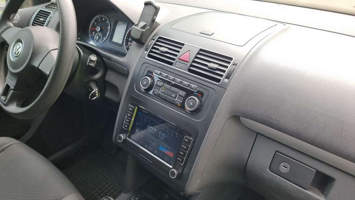 Volkswagen Touran 2011 — photo 20
