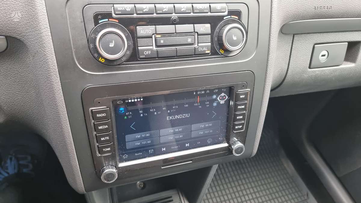 Volkswagen Touran 2011 — photo 23