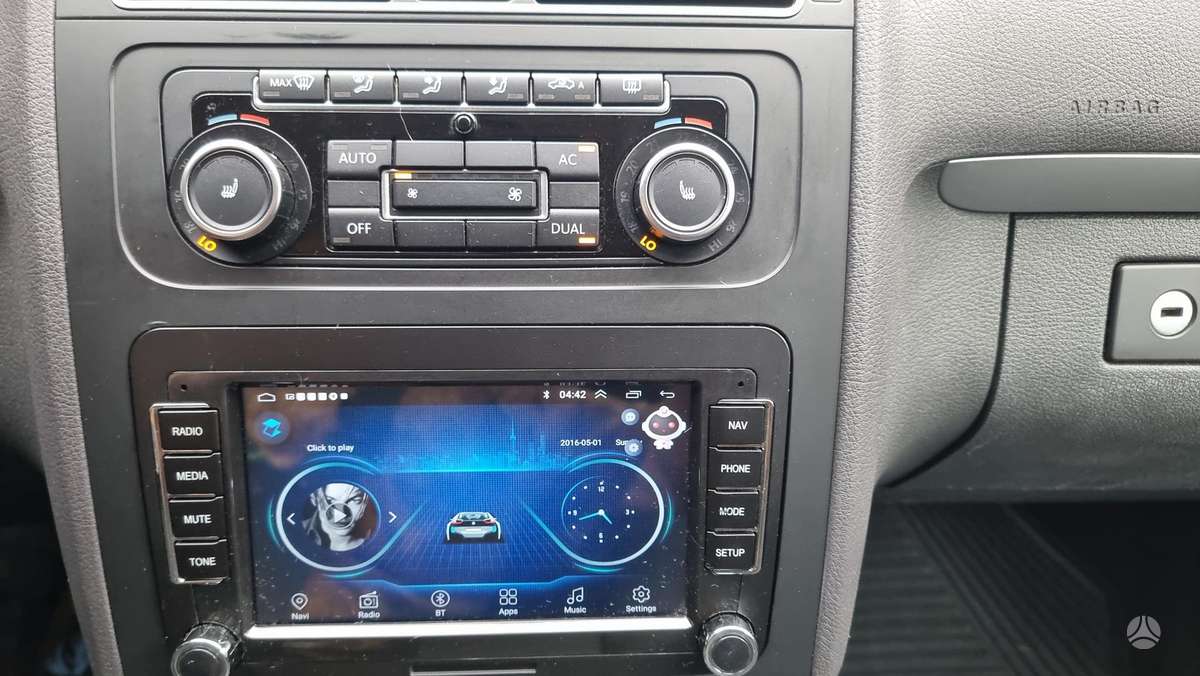 Volkswagen Touran 2011 — photo 24