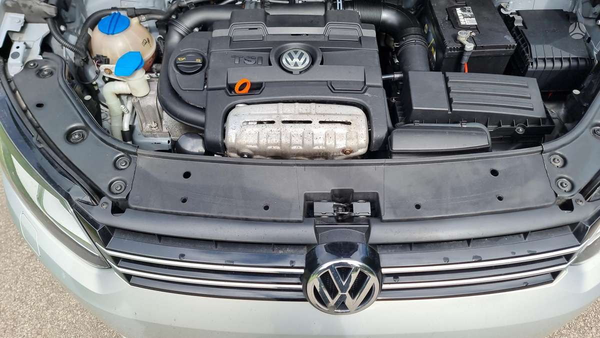 Volkswagen Touran 2011 — photo 32