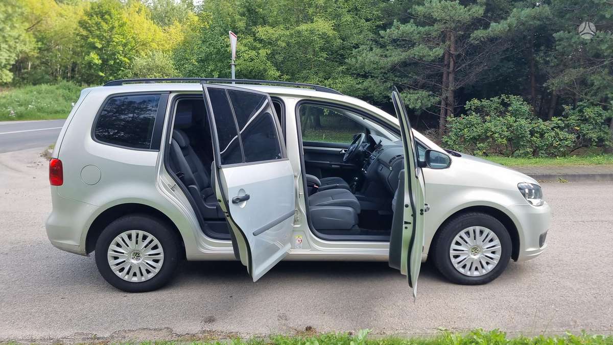 Volkswagen Touran 2011 — photo 8