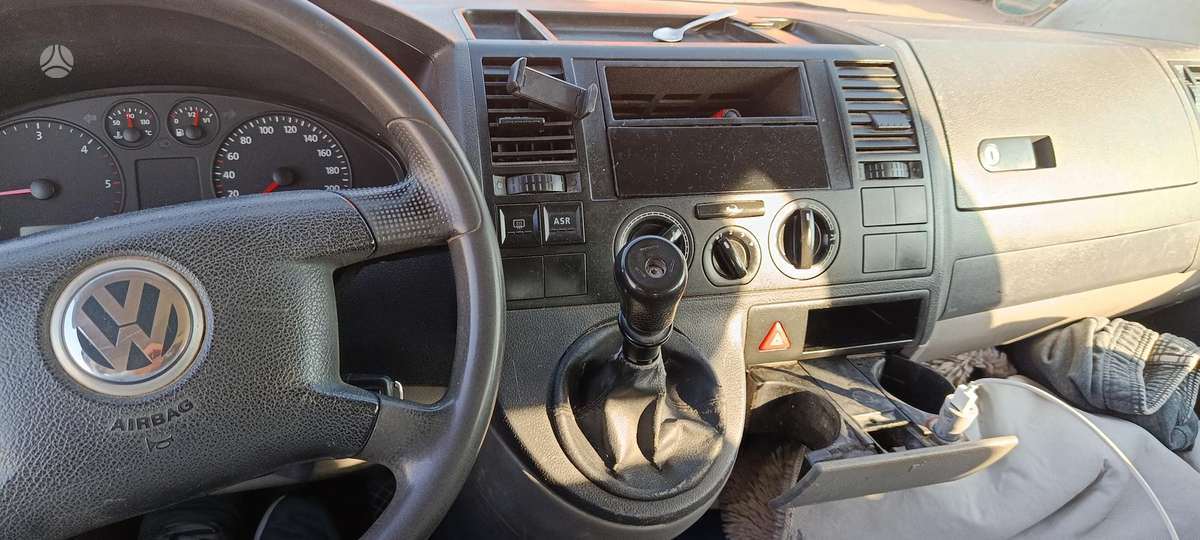 Volkswagen Transporter 2004 — салон