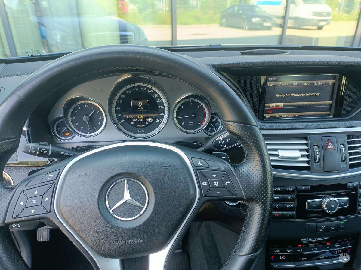 Mercedes-Benz E220 2012 — photo 17