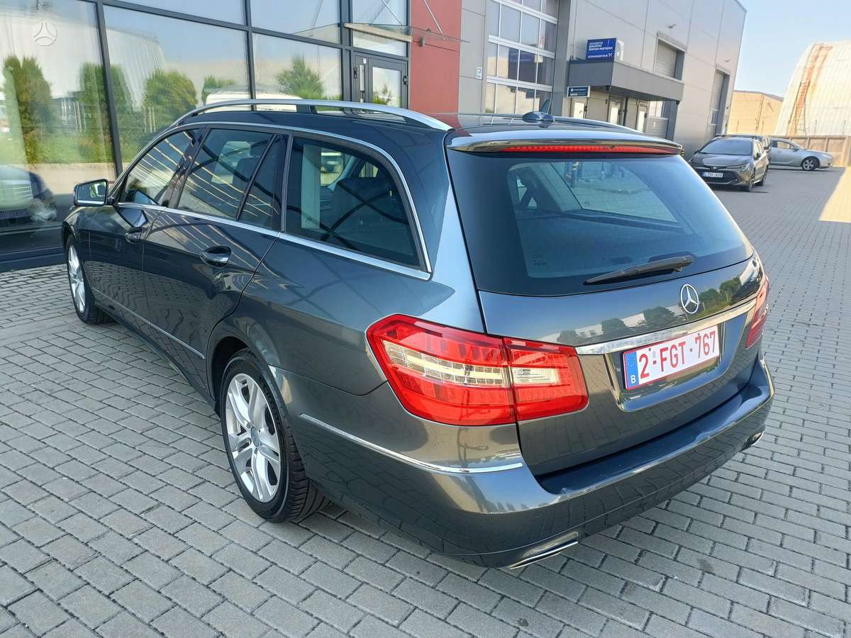 Mercedes-Benz E220 2012 — rear view