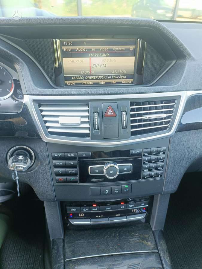Mercedes-Benz E220 2012 — photo 22