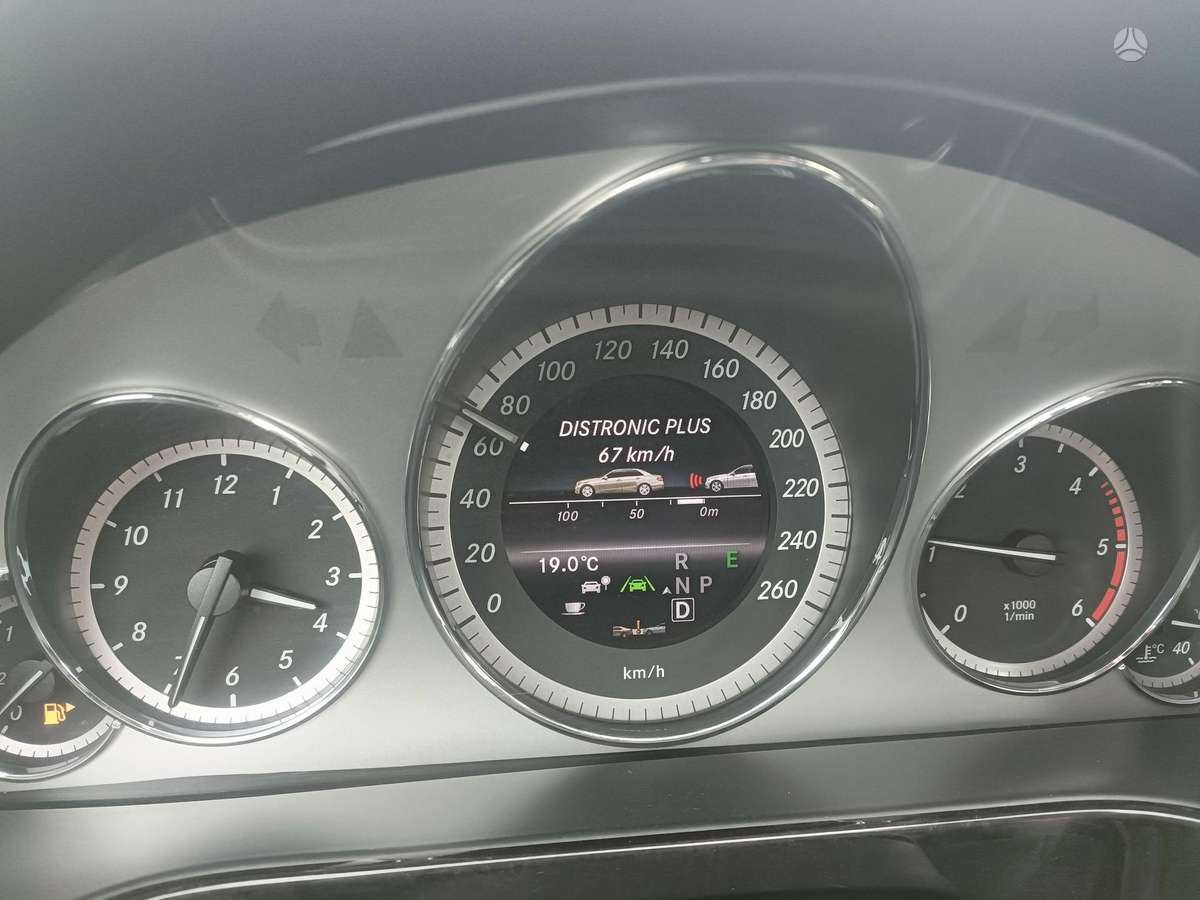 Mercedes-Benz E220 2012 — photo 23