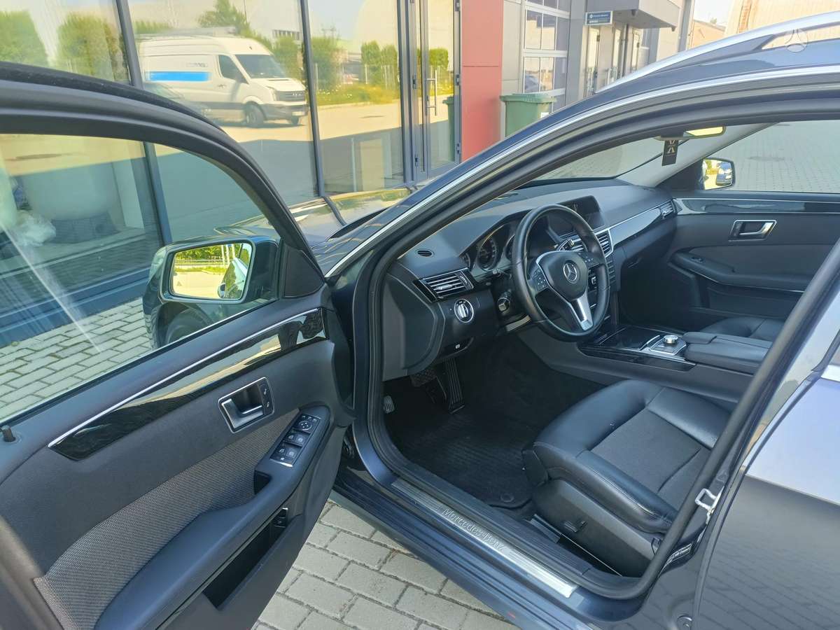 Mercedes-Benz E220 2012 — photo 26