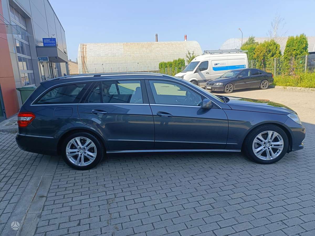 Mercedes-Benz E220 2012 — photo 9