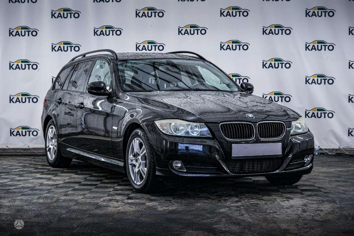 BMW 318 2009 — вигляд ззаду