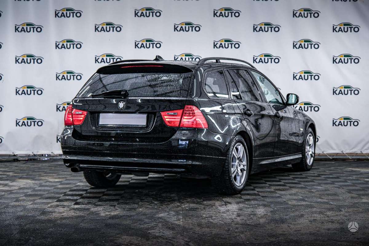 BMW 318 2009 — салон