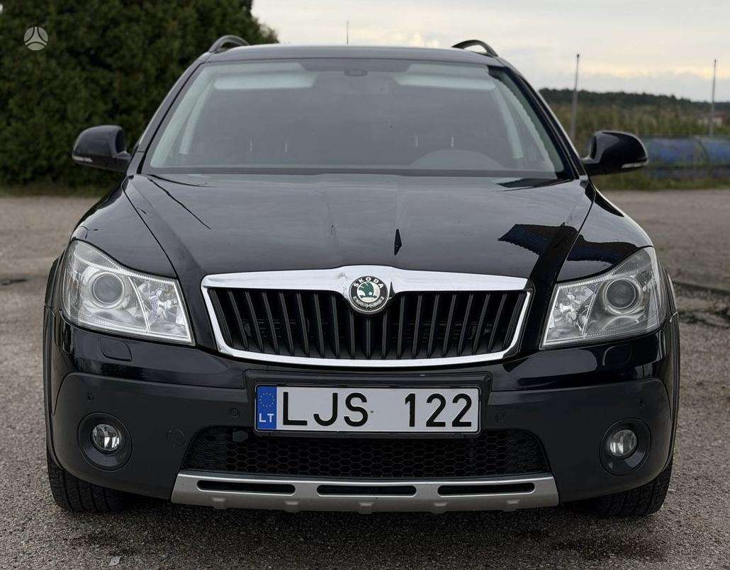 Skoda Octavia 2012 — rear view