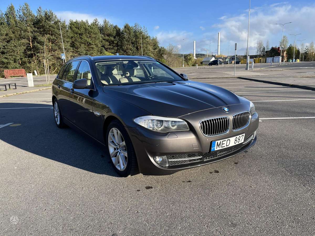 BMW 520 2011 — rear view