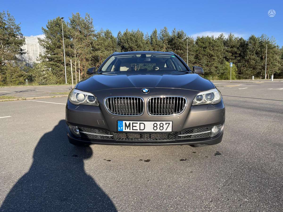BMW 520 2011 — interior