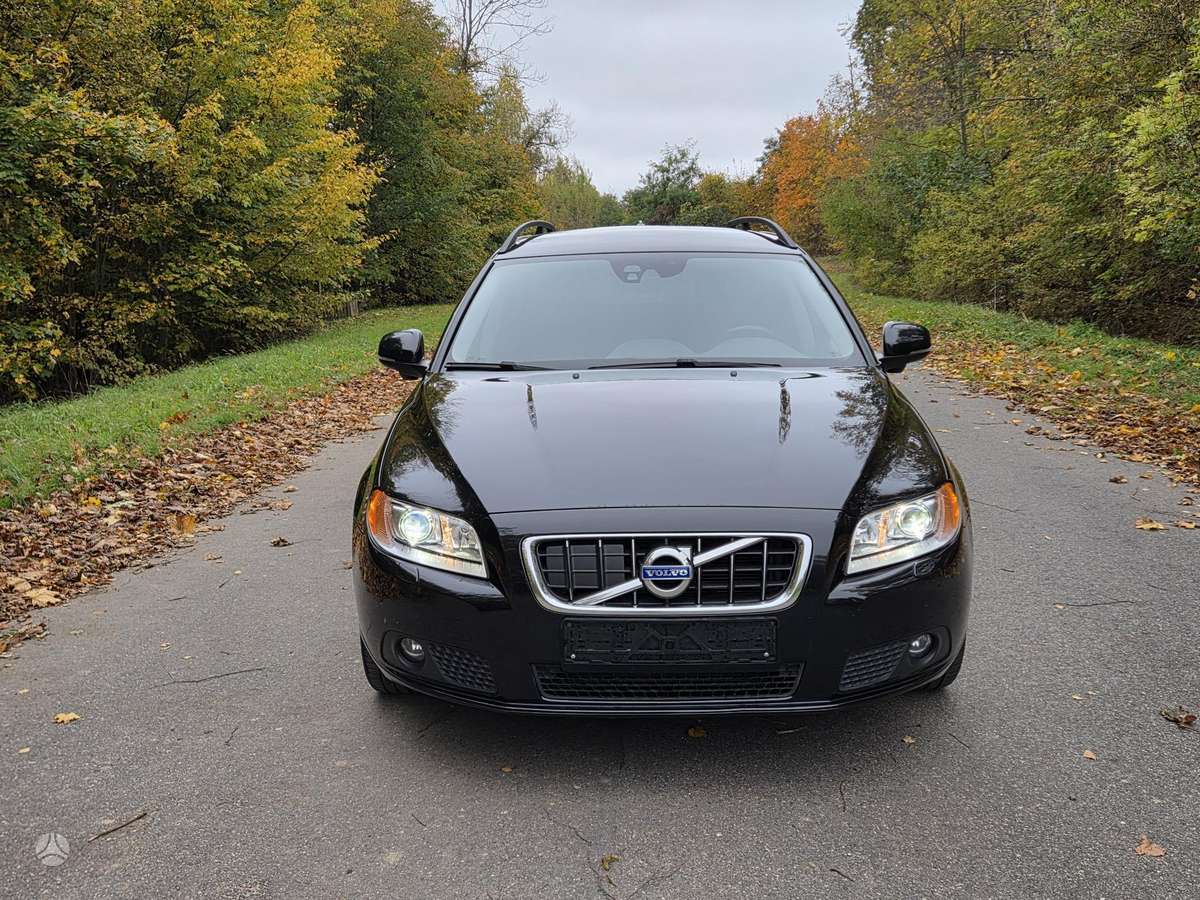 Volvo V70 2012 — rear view