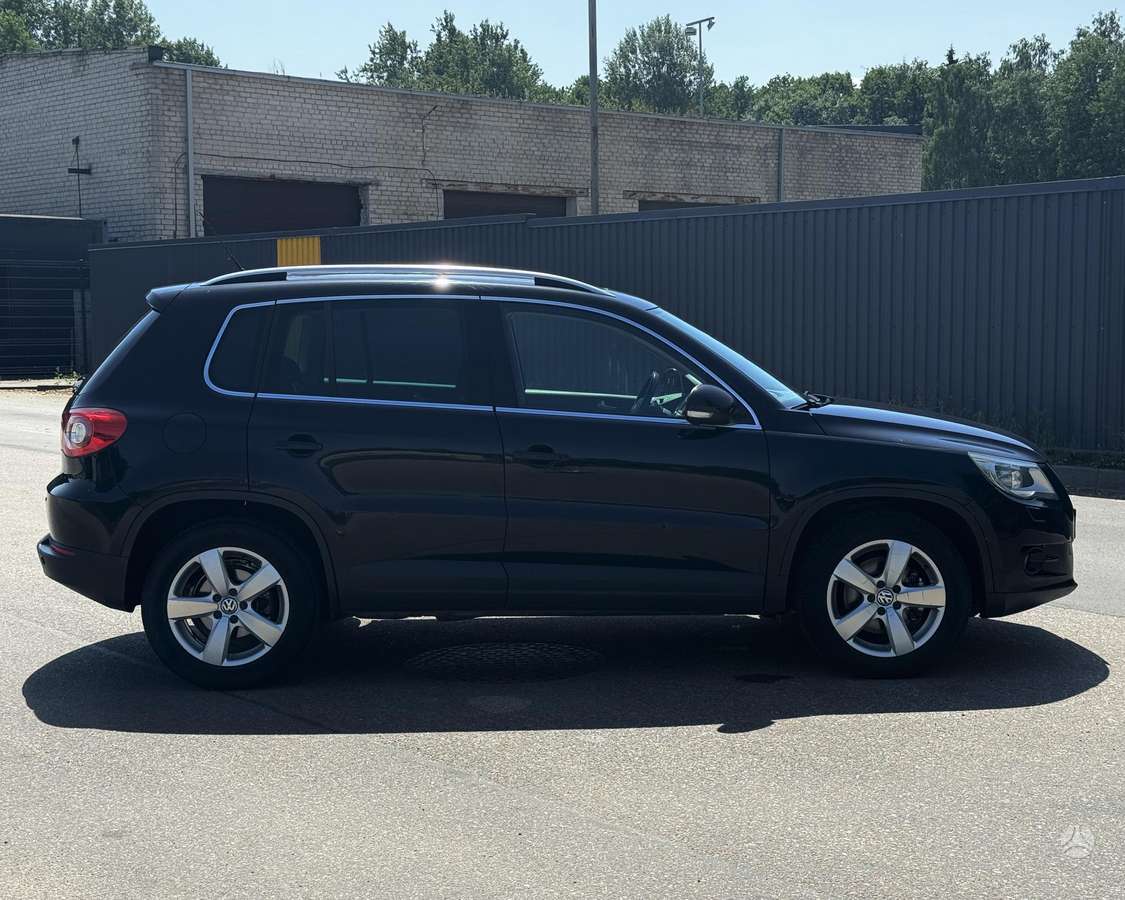 Volkswagen Tiguan 2008 — rear view