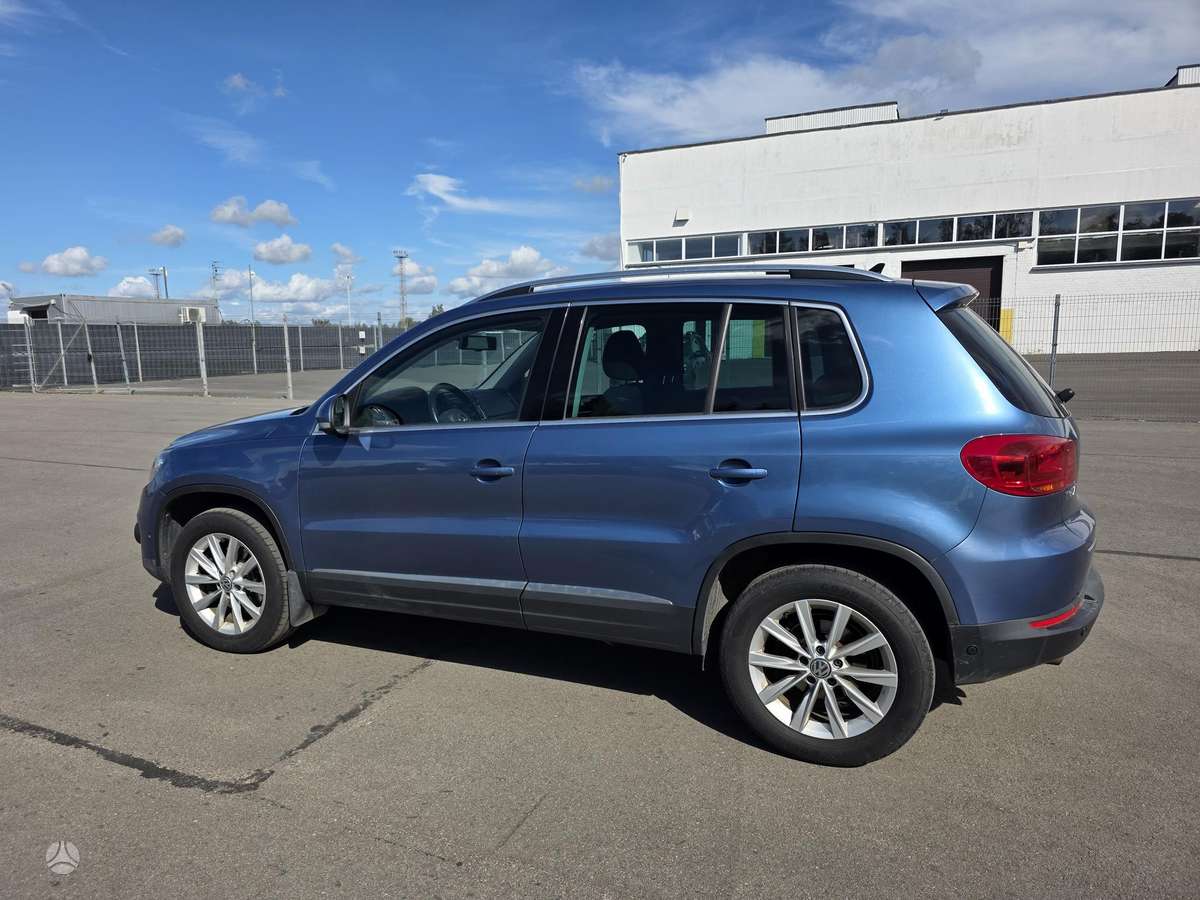 Volkswagen Tiguan 2011 — interior