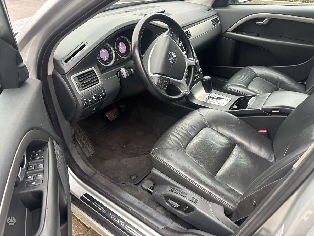 Volvo V70 2010 — photo 11