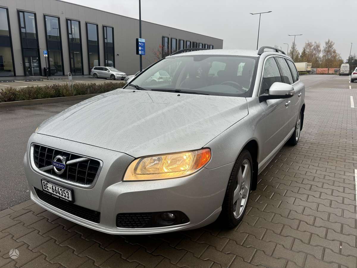 Volvo V70 2010 — rear view