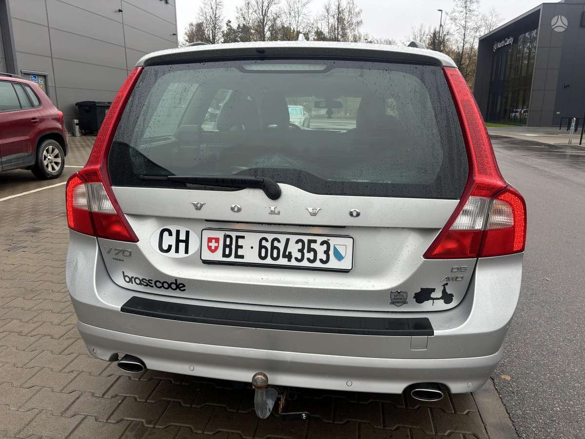 Volvo V70 2010 — interior