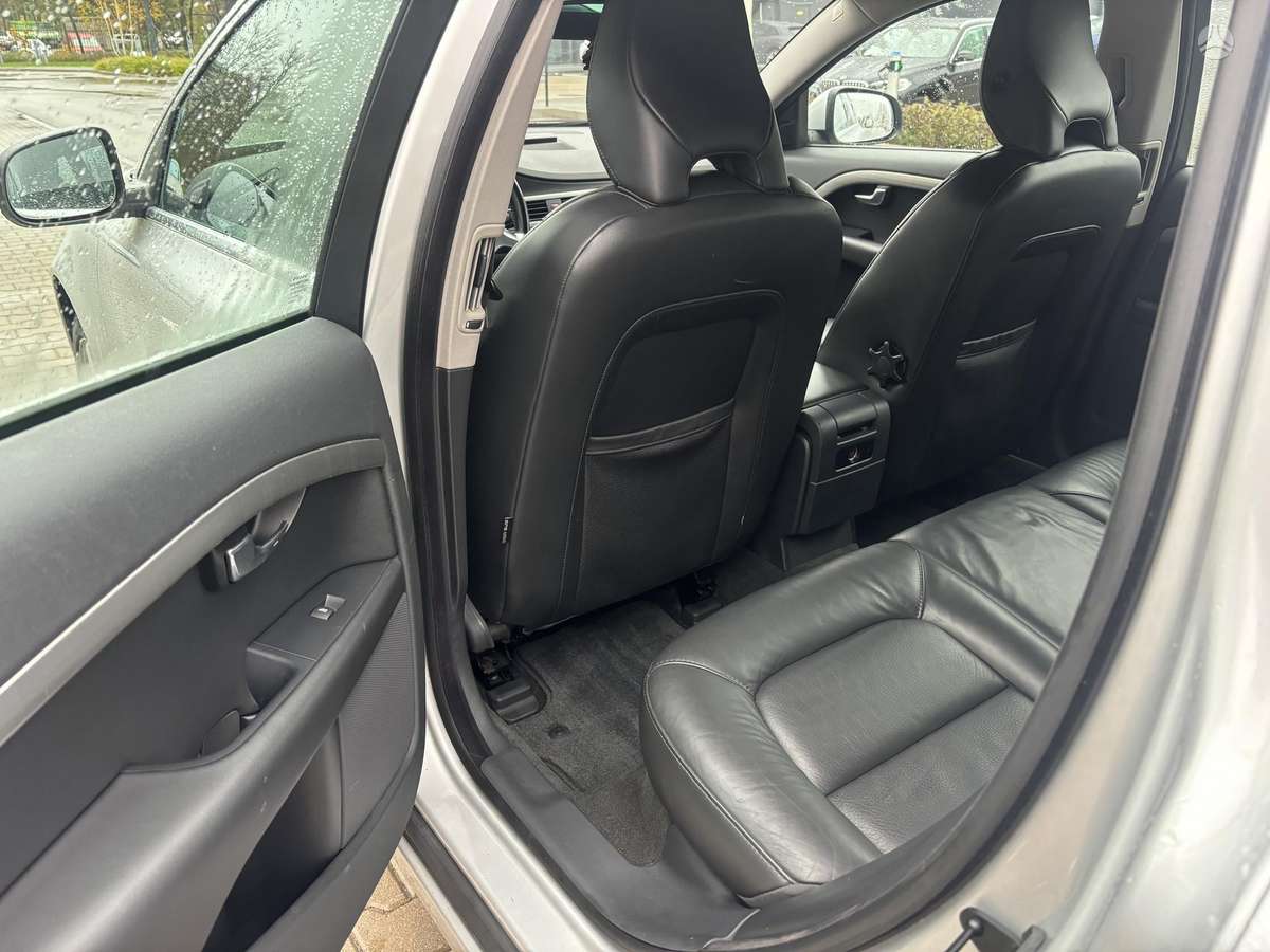 Volvo V70 2010 — photo 9