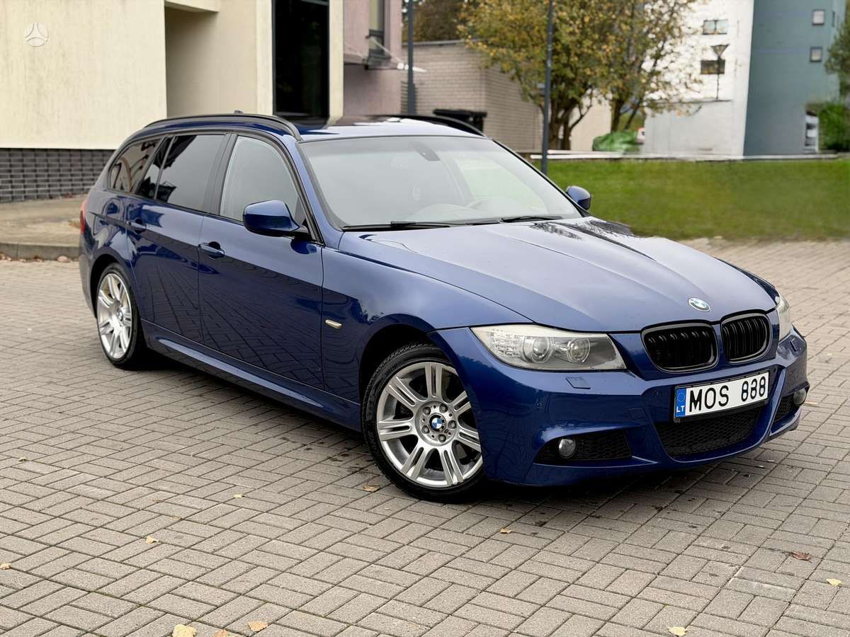 BMW 330 2010 — вигляд ззаду