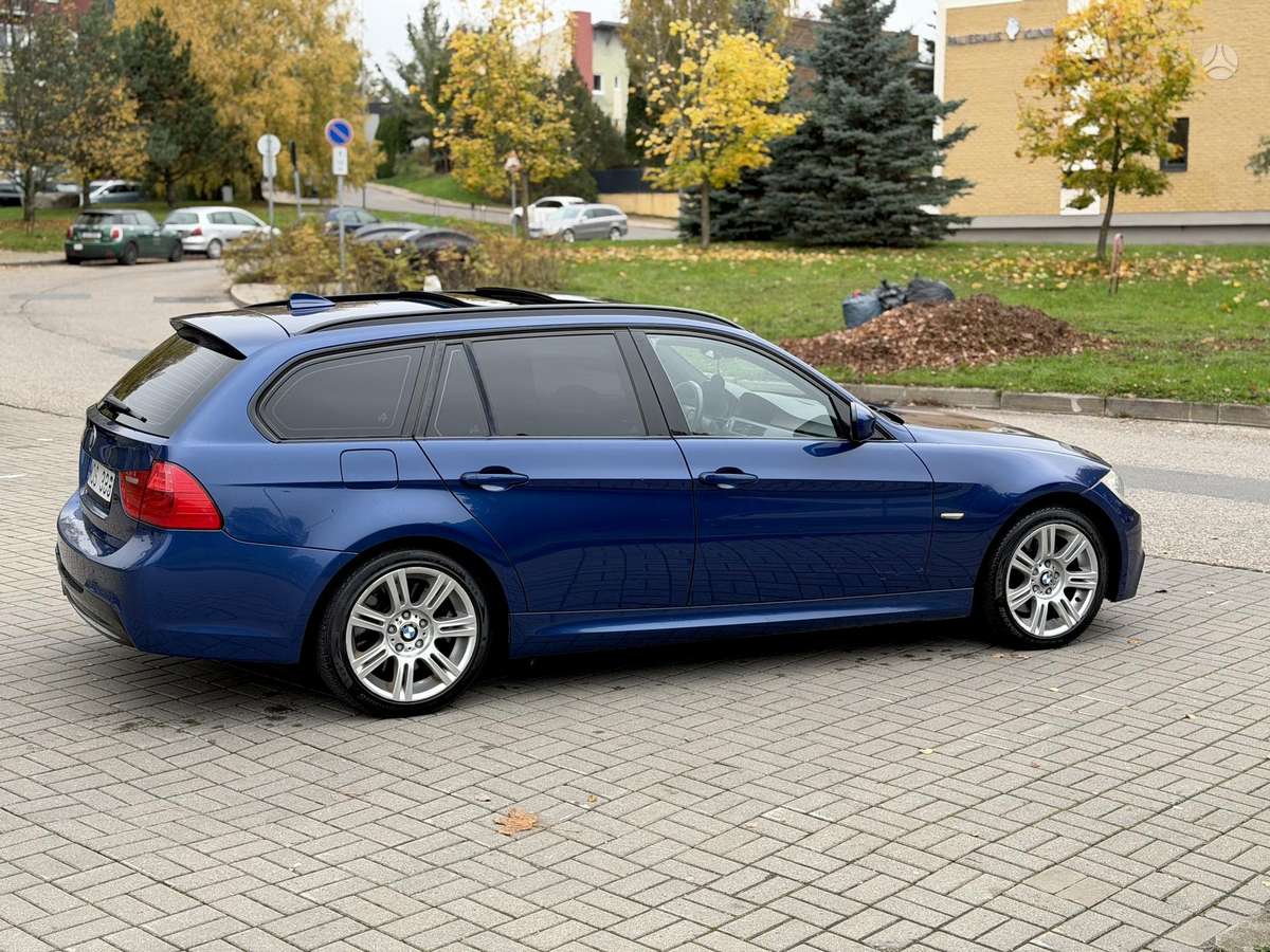 BMW 330 2010 — салон
