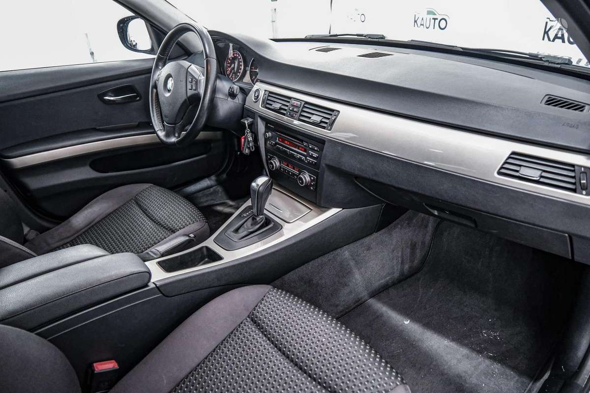 BMW 318 2012 — photo 11