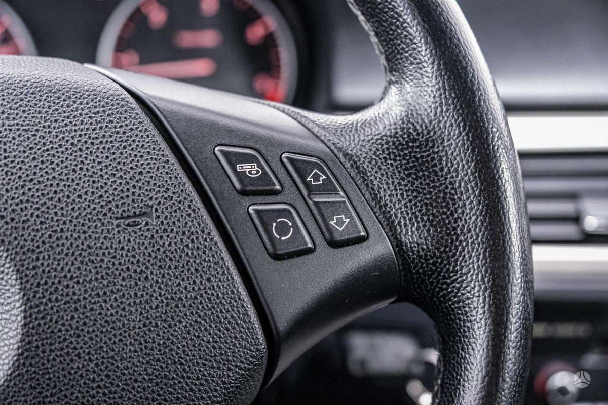 BMW 318 2012 — photo 15