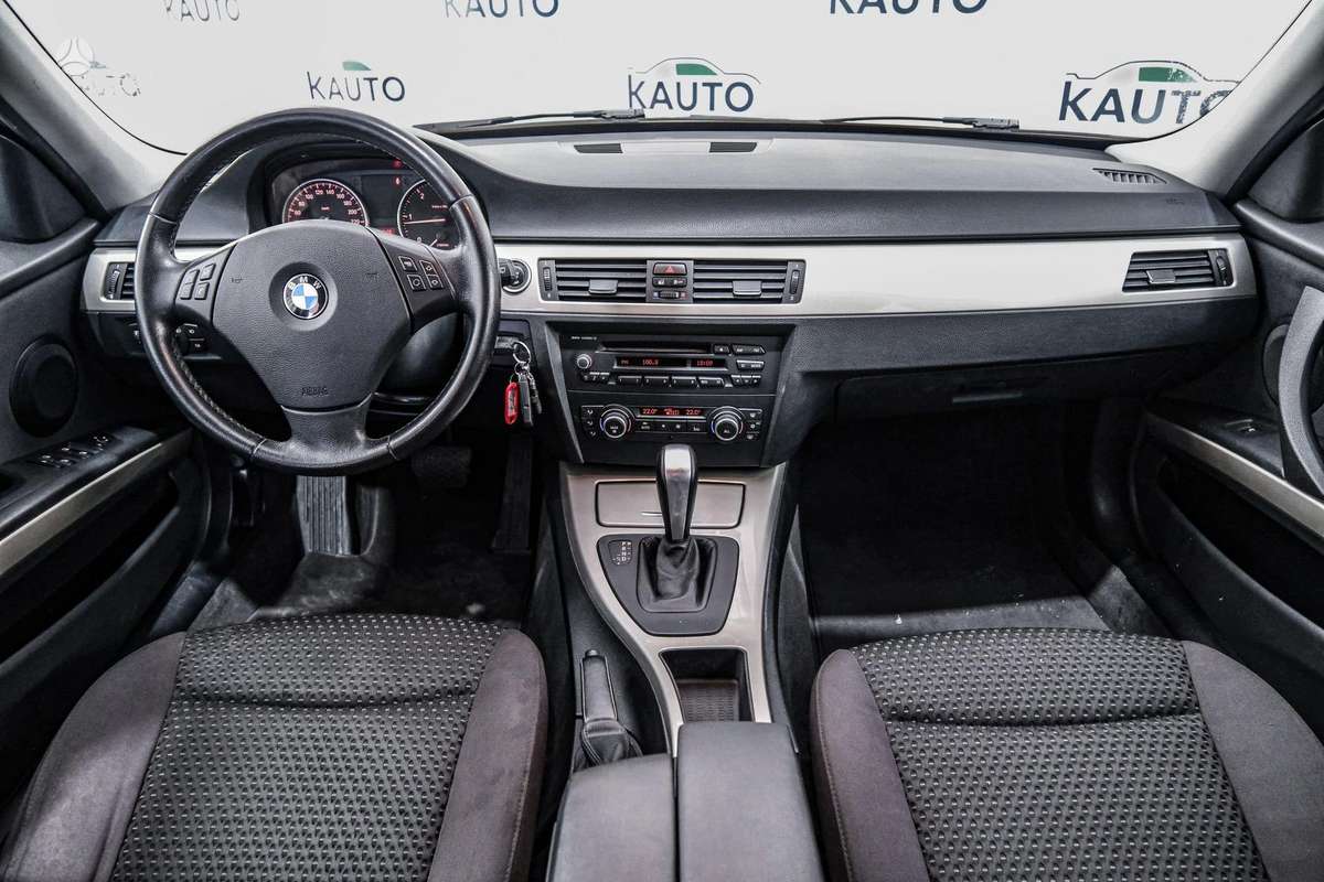 BMW 318 2012 — photo 8