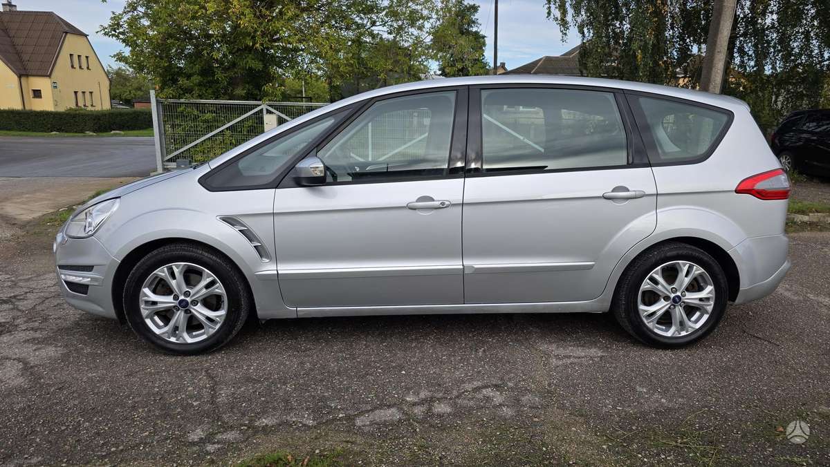 Ford S-MAX 2013 — вигляд ззаду