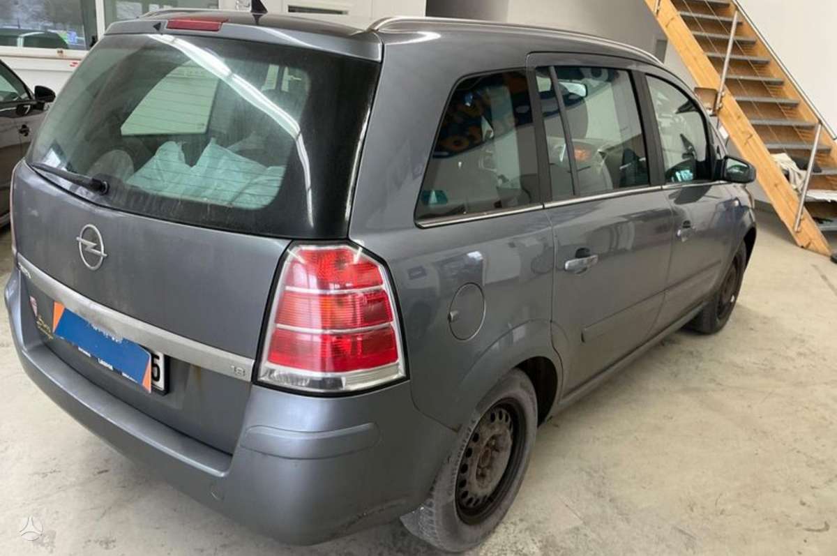 Opel Zafira 2007 — rear view