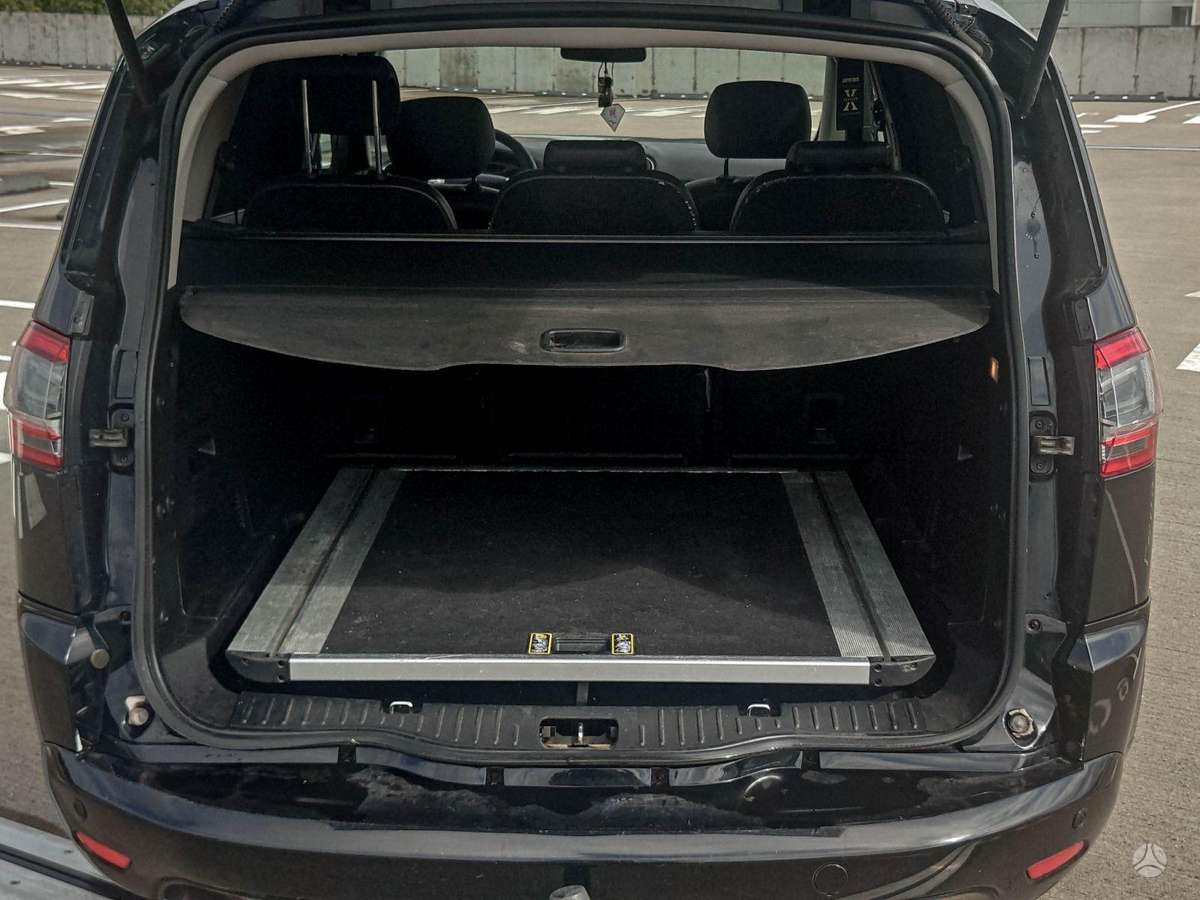 Ford S-MAX 2011 — photo 32