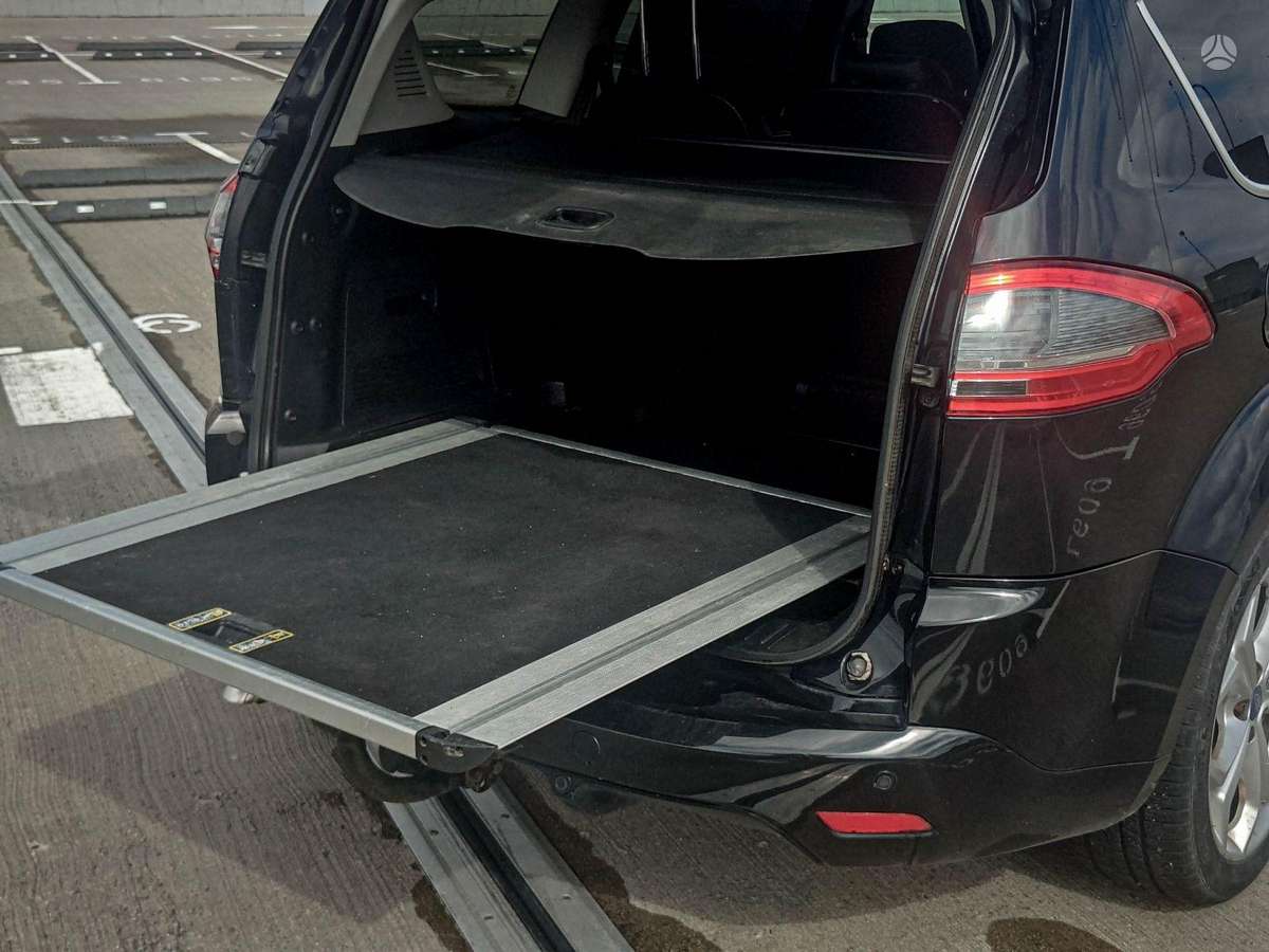 Ford S-MAX 2011 — photo 33