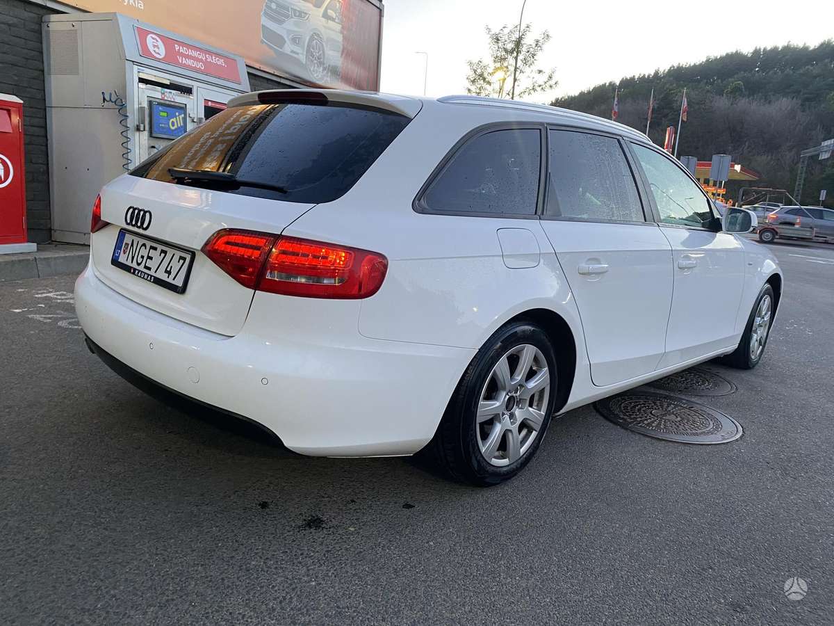 Audi A4 2010 — салон