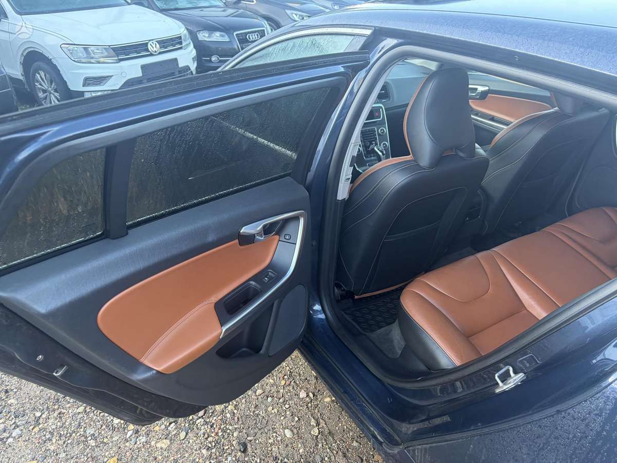 Volvo V60 2015 — photo 10