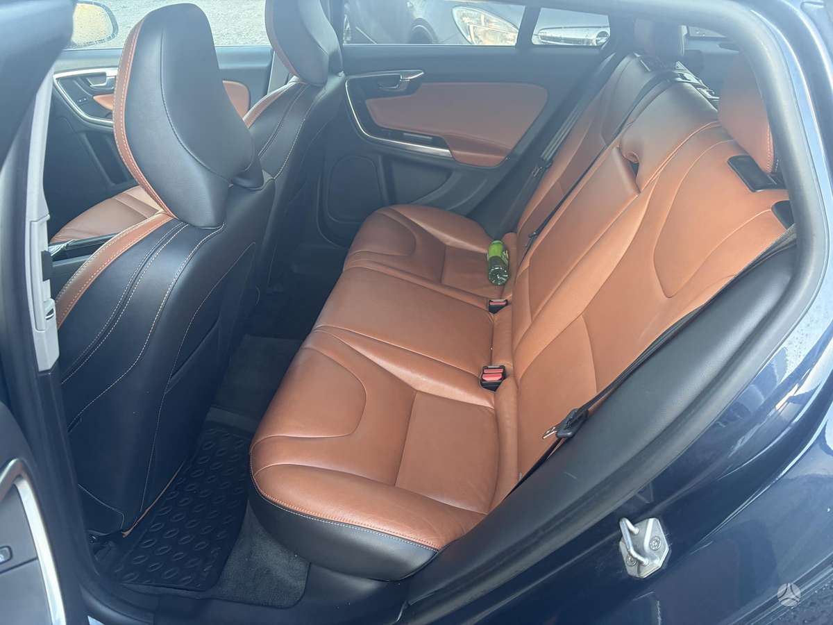 Volvo V60 2015 — photo 11