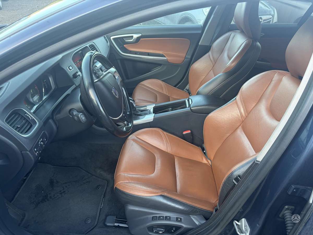 Volvo V60 2015 — photo 13